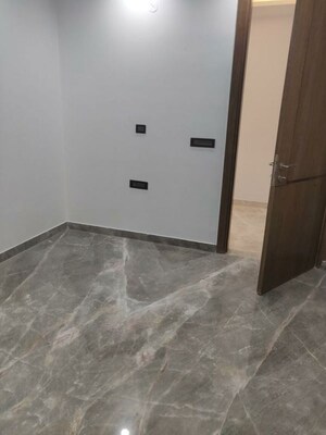 Room in 4 BHK Builder Floor at Golf Course Extension – for Rent