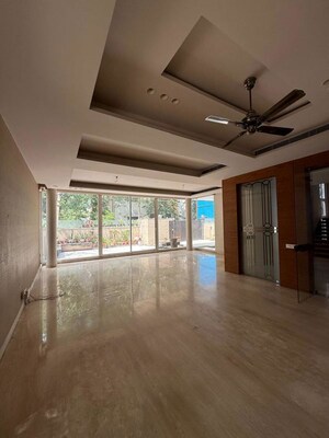 Parking in 4 BHK Builder Floor at Golf Course Extension – for Rent
