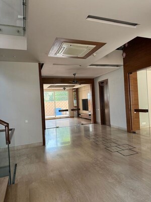 Room in 4 BHK Builder Floor at Golf Course Extension – for Rent