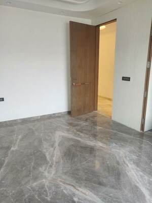Room in 4 BHK Builder Floor at Golf Course Extension – for Rent