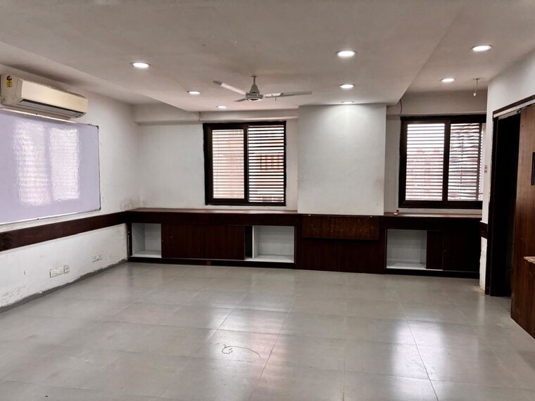 Room, vivan-square Commercial Office Space 2100 Sq.Ft. In Satellite Ahmedabad 10620536