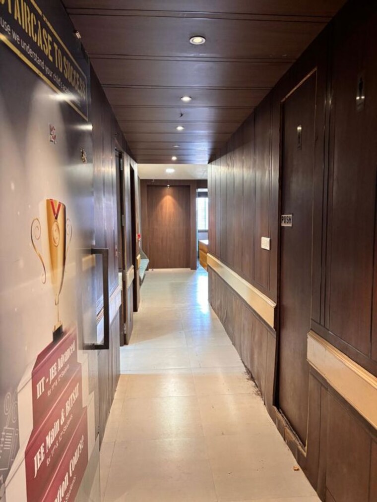 undefined, vivan-square Commercial Office Space 2100 Sq.Ft. In Satellite Ahmedabad 10620536