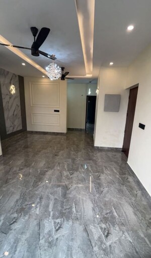 Room in 3.5 BHK Builder Floor at Dlf Phase I – for Rent