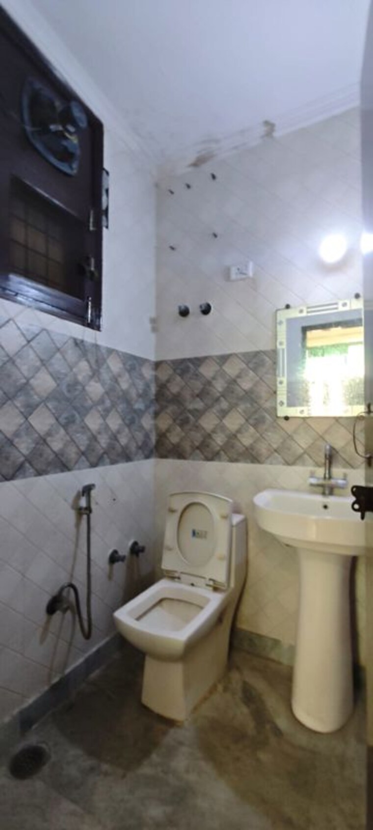Bathroom, green fields colony 3 Bedroom 180 Sq.Yd. Builder Floor In Green Fields Colony Faridabad 10620660