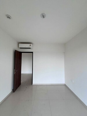 Room in 2 BHK Apartment at Lodha Amara, Kolshet Road – for Rent