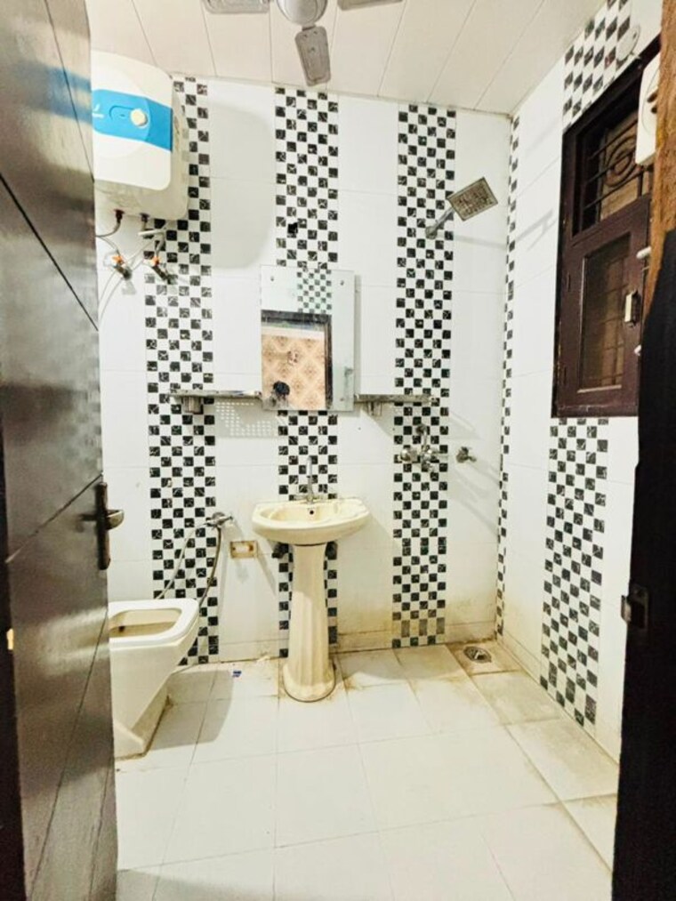 Bathroom, green fields colony 3 Bedroom 150 Sq.Yd. Builder Floor In Green Fields Colony Faridabad 10620667