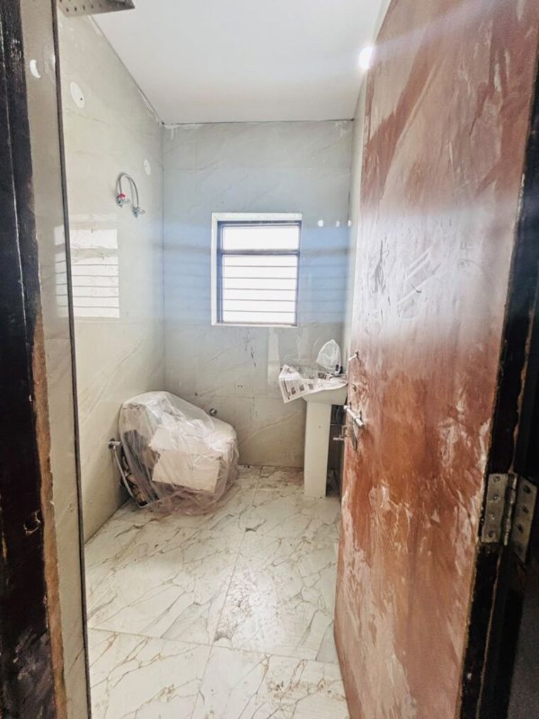 Bathroom, green fields colony 4 Bedroom 270 Sq.Yd. Builder Floor In Green Fields Colony Faridabad 10620675