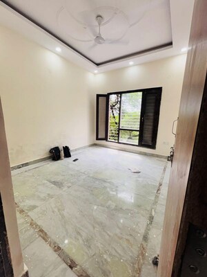 Room in 4 BHK Builder Floor at Green Fields Colony – for Rent