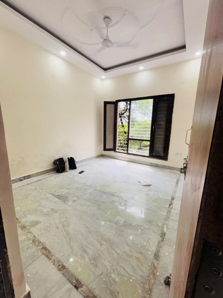 Room, green fields colony 4 Bedroom 270 Sq.Yd. Builder Floor In Green Fields Colony Faridabad 10620675