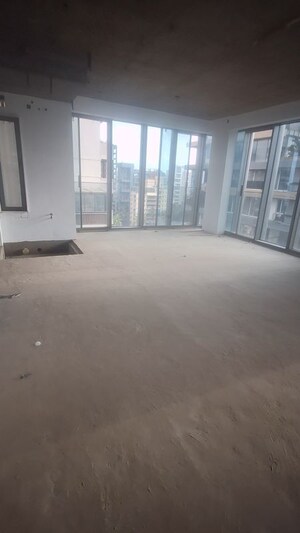 Room in 4 BHK Apartment at Santacruz West – for Sale
