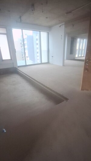 Room in 4 BHK Apartment at Santacruz West – for Sale
