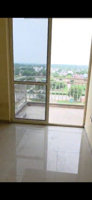 Room in 3 BHK Apartment at Conscient Habitat 78, Sector 78 – for Rent