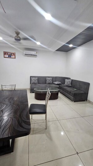 Team Area in 3.5 BHK Apartment at Telibandha – for Rent