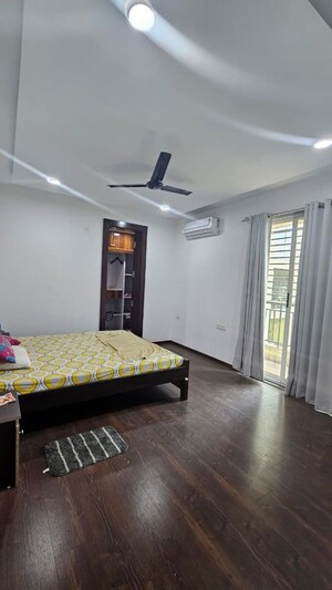 Bedroom in 3.5 BHK Apartment at Telibandha – for Rent