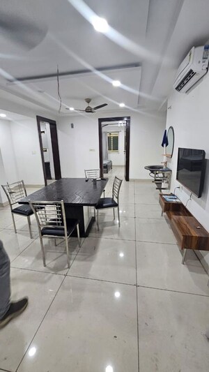 Team Area in 3.5 BHK Apartment at Telibandha – for Rent
