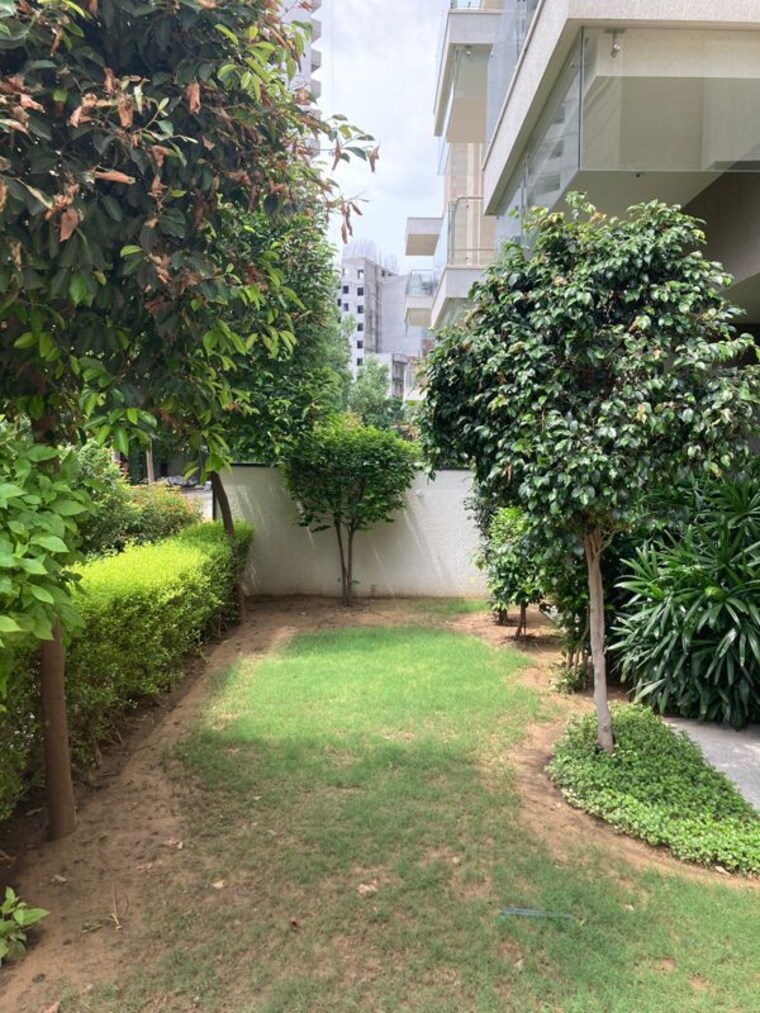 Garden, sobha-international-city-phase-1 5 Bedroom 270 Sq.Yd. Villa In Sector 109 Gurgaon 10620708