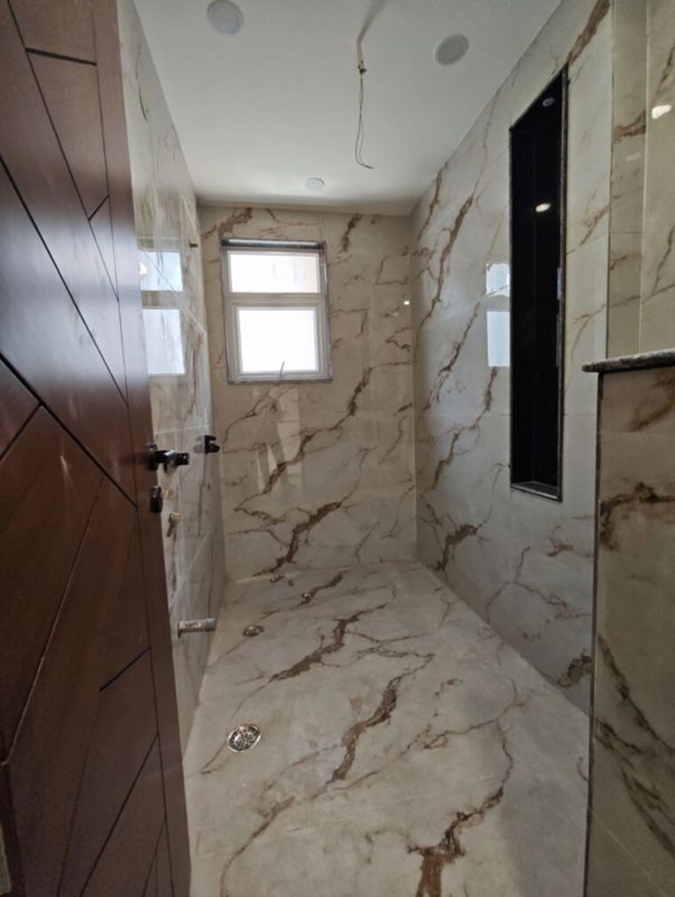 Bathroom, green fields colony 4 Bedroom 260 Sq.Yd. Builder Floor In Green Fields Colony Faridabad 10621114