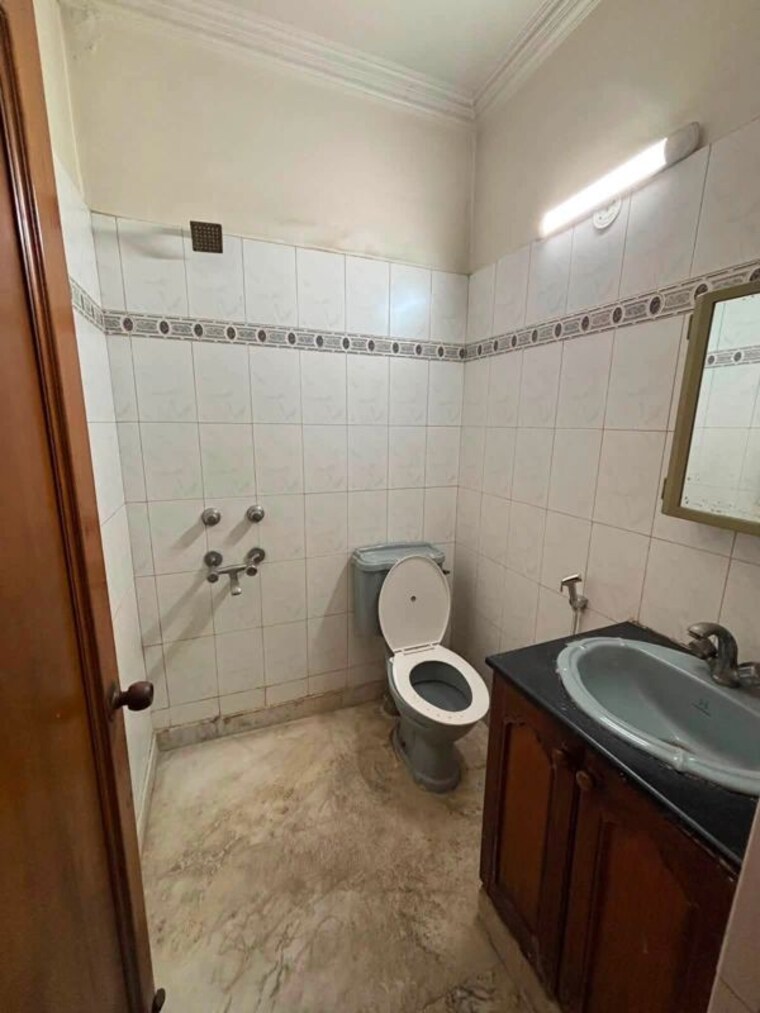 Bathroom, malviya nagar 2 Bedroom 900 Sq.Yd. Builder Floor In Malviya Nagar Delhi 10621143