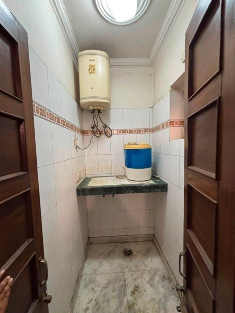 Bathroom, malviya nagar 2 Bedroom 900 Sq.Yd. Builder Floor In Malviya Nagar Delhi 10621143
