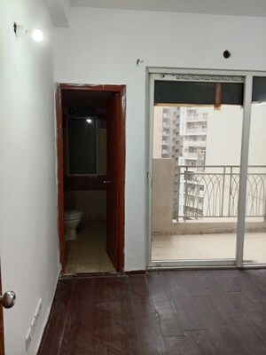 Room in 2.5 BHK Apartment at Mahagun My Woods, Sector 16c Greater Noida – for Rent