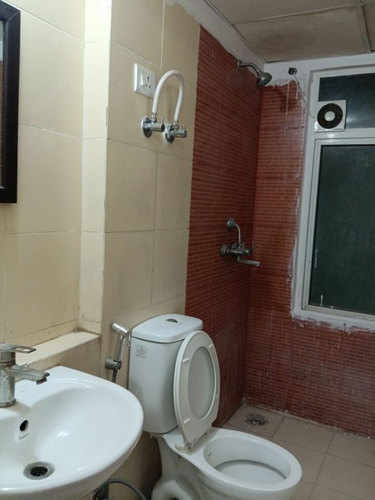 Bathroom, mahagun-my-woods 2.5 Bedroom 1190 Sq.Ft. Apartment In Sector 16c Greater Noida Greater Noida 10596532