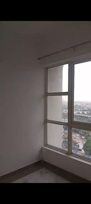 Room in 3.5 BHK Apartment at Unitech Horizon, Pi Greater Noida – for Rent