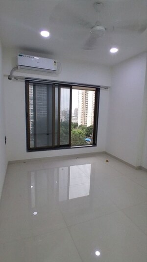Room in 3 BHK Apartment at Poonam Vaishno Heights, Malad East – for Rent