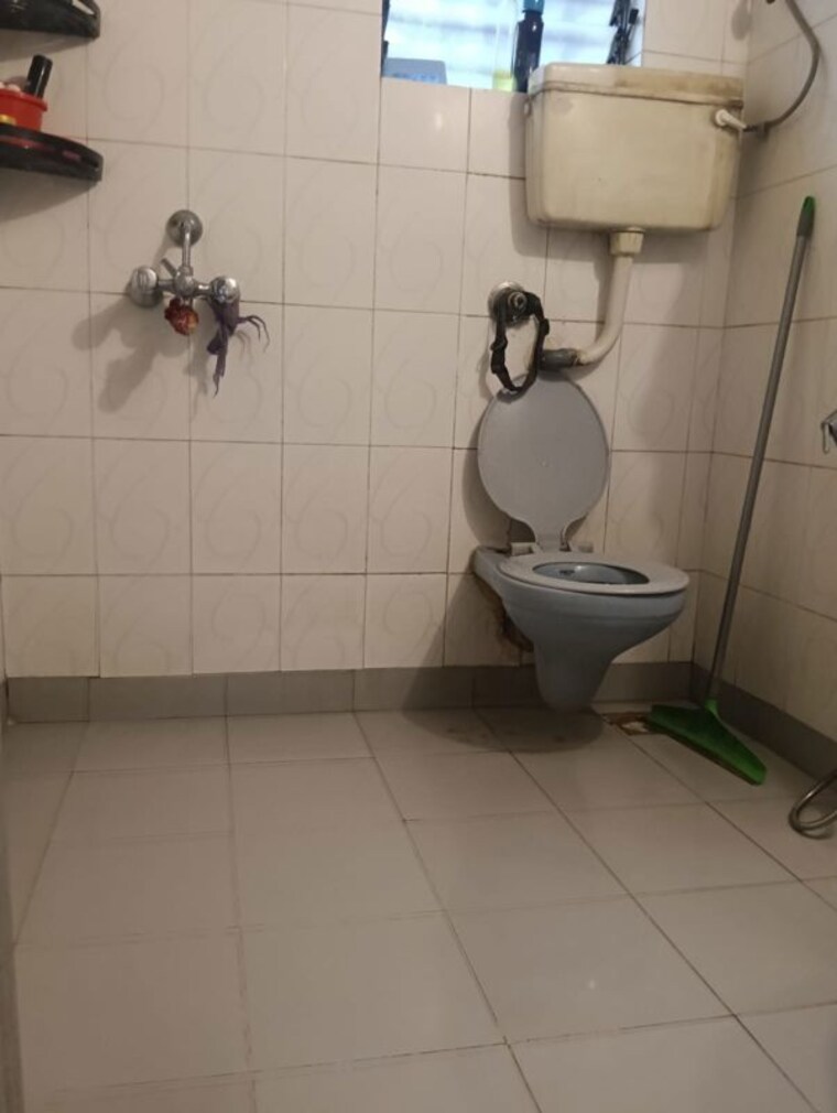 Bathroom, lokhandwala complex 3 Bedroom 1350 Sq.Ft. Apartment In Lokhandwala Complex Mumbai 10621747