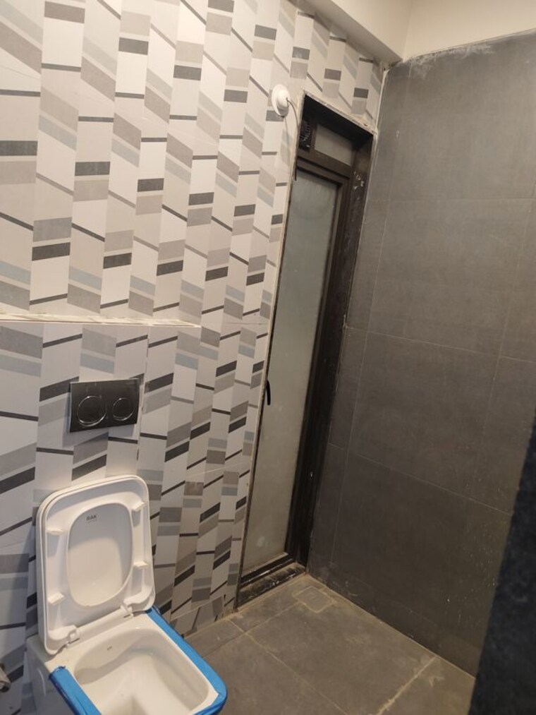 Bathroom, pokhran road no one 2 Bedroom 650 Sq.Ft. Apartment In Pokhran Road No One Thane 10621692