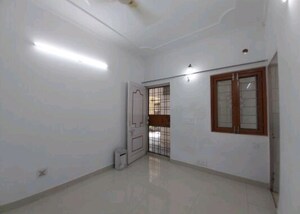 Room in 2.5 BHK Apartment at Arun Vihar Sector 37, Sector 37 – for Sale