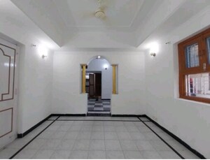 Room in 2.5 BHK Apartment at Arun Vihar Sector 37, Sector 37 – for Sale