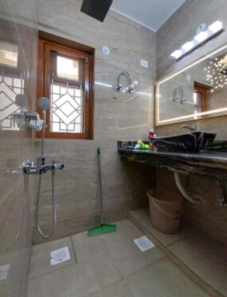 Attached Bathroom, arun-vihar-sector-37 2.5 Bedroom 950 Sq.Ft. Apartment In Sector 37 Noida 10621807