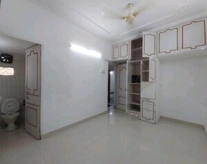 Room in 2.5 BHK Apartment at Arun Vihar Sector 37, Sector 37 – for Sale