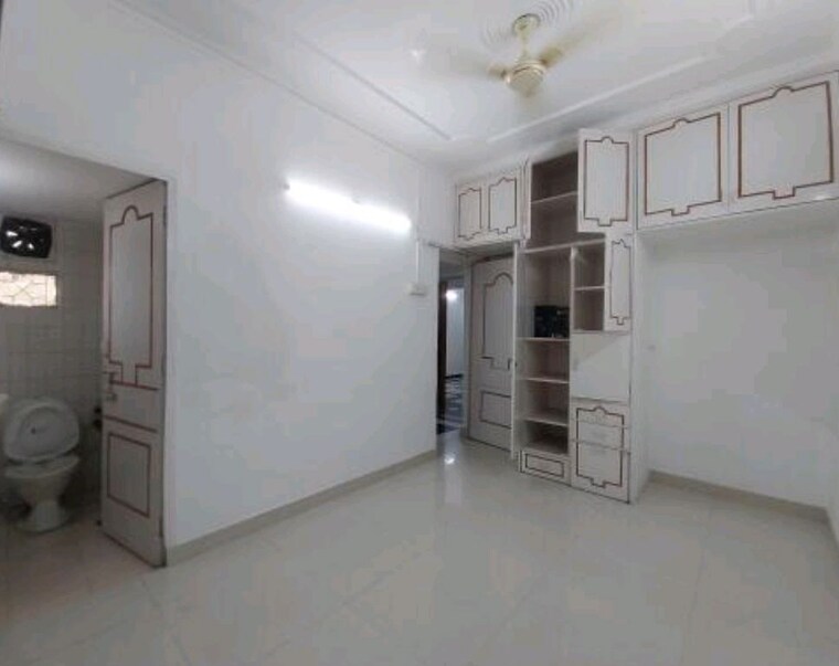 Room, arun-vihar-sector-37 2.5 Bedroom 950 Sq.Ft. Apartment In Sector 37 Noida 10621807