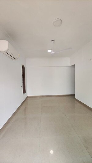 Room in 4 BHK Apartment at Santacruz West – for Sale