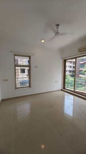 Room in 4 BHK Apartment at Santacruz West – for Sale