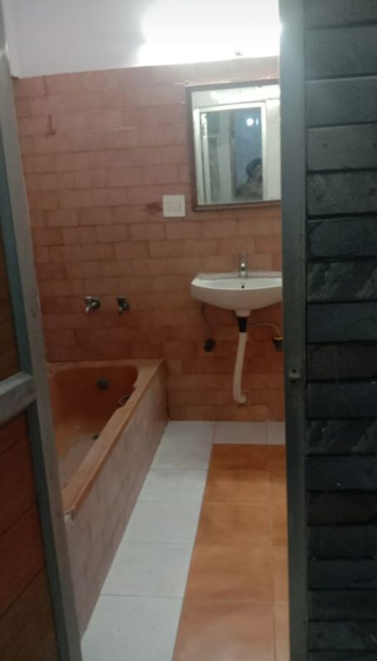 Bathroom, sector 26 3.5 Bedroom 1250 Sq.Ft. Builder Floor In Sector 26 Noida 10621864