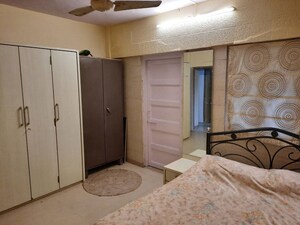 Room in 2 BHK Apartment at Khar West – for Rent