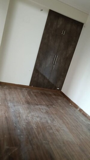 Furnished Amenities in 2.5 BHK Apartment at JM Florence, Tech Zone 4 Greater Noida – for Rent