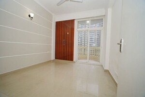 Room in 2.5 BHK Apartment at Amrapali Silicon City, Sector 76 – for Sale