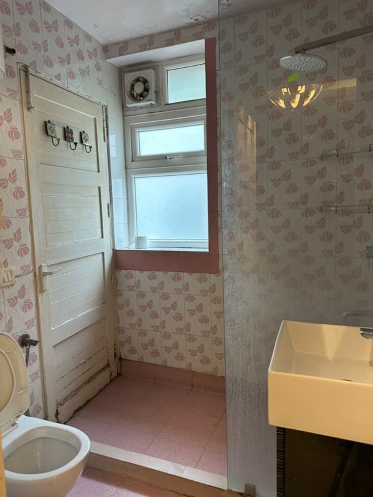 Bathroom, mayur vihar 2 Bedroom 1000 Sq.Ft. Apartment In Mayur Vihar Delhi 10622152