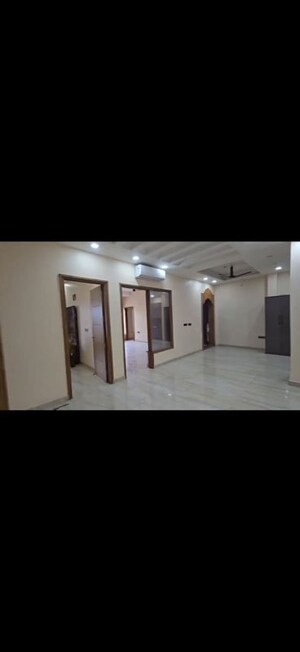 Room in 4 BHK Builder Floor at Green Fields Colony – for Rent