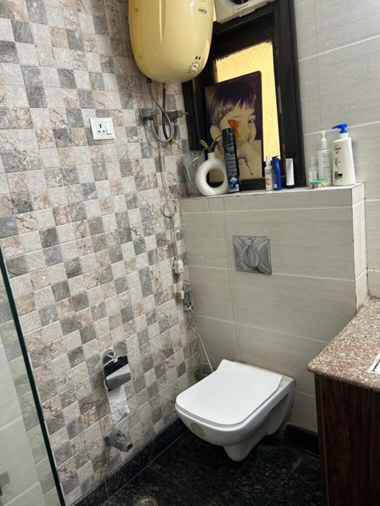 Bathroom, new friends colony 4 Bedroom 300 Sq.Yd. Builder Floor In New Friends Colony Delhi 10622211