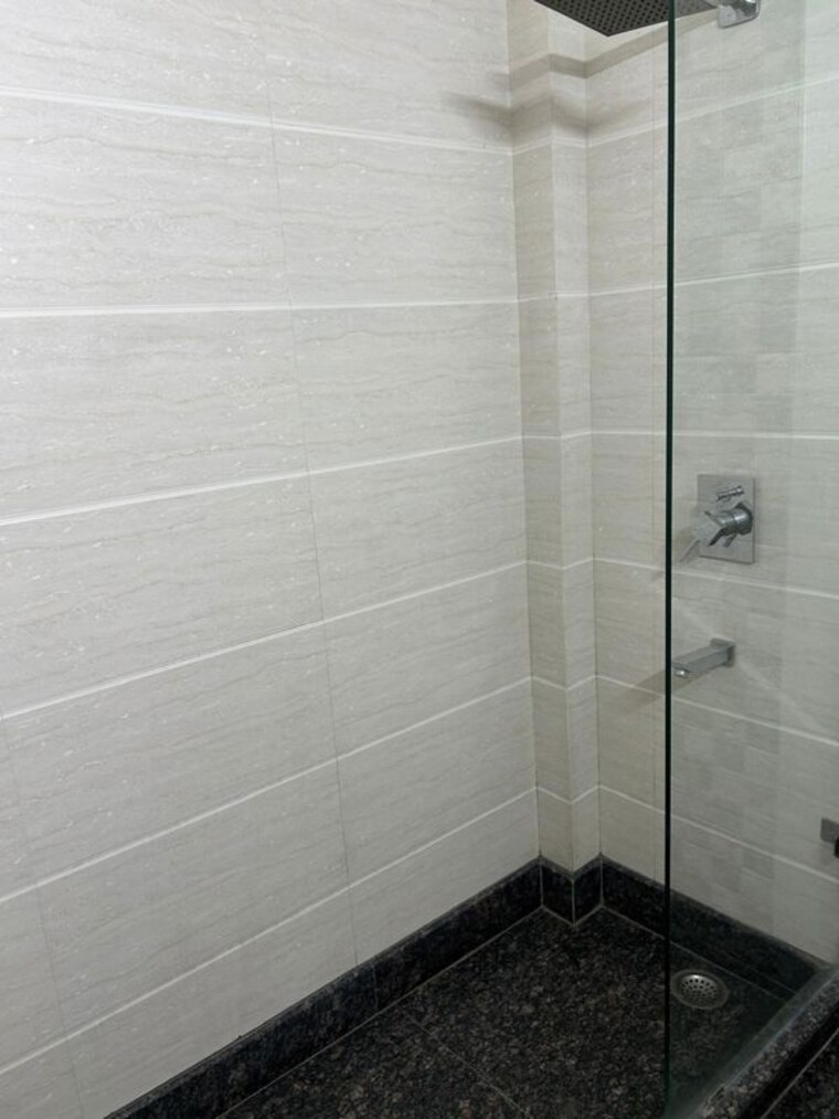 Bathroom, new friends colony 4 Bedroom 300 Sq.Yd. Builder Floor In New Friends Colony Delhi 10622211