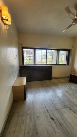 Room in 3 BHK Apartment at Rosie Apartments, Santacruz West – for Rent