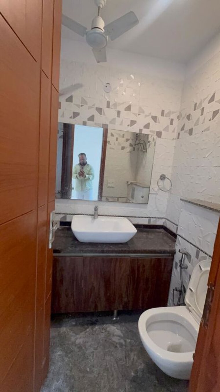 Bathroom, kalkaji 3 Bedroom 900 Sq.Ft. Builder Floor In Kalkaji Delhi 10622311