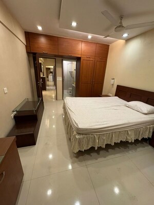 Room in 3 BHK Apartment at Bandra West – for Rent