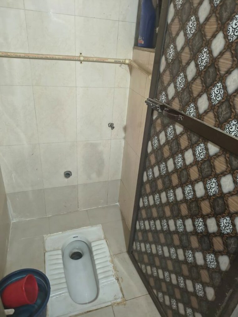 Bathroom, shell-colony 1 Bedroom 300 Sq.Ft. Apartment In Chembur Mumbai 10622376