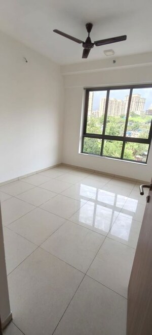 Room in 3 BHK Apartment at Shapoorji Pallonji Vicinia, Powai – for Rent