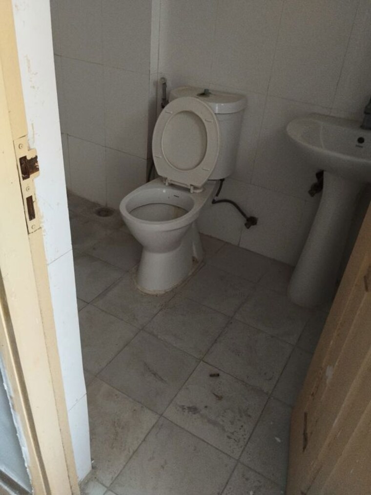 Bathroom, aims-golf-city 2.5 Bedroom 950 Sq.Ft. Apartment In Sector 75 Noida 10622450